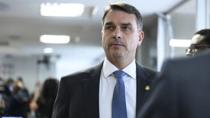 Flávio Bolsonaro defende mudanças constitucionais e fim da reeleição