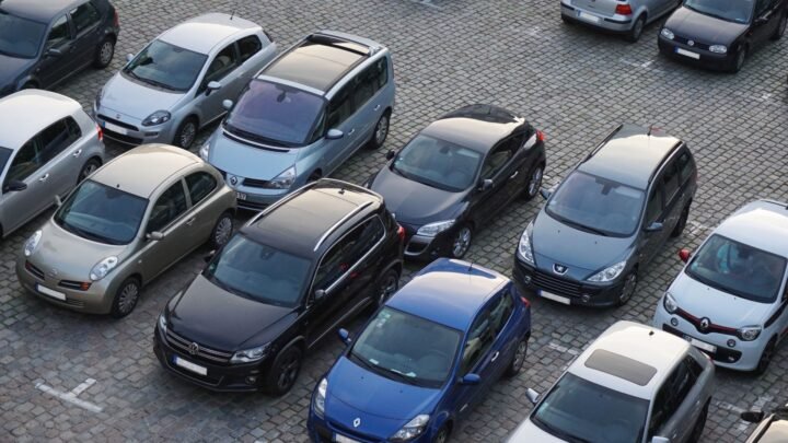 Carros estacionados em estacionamento.
