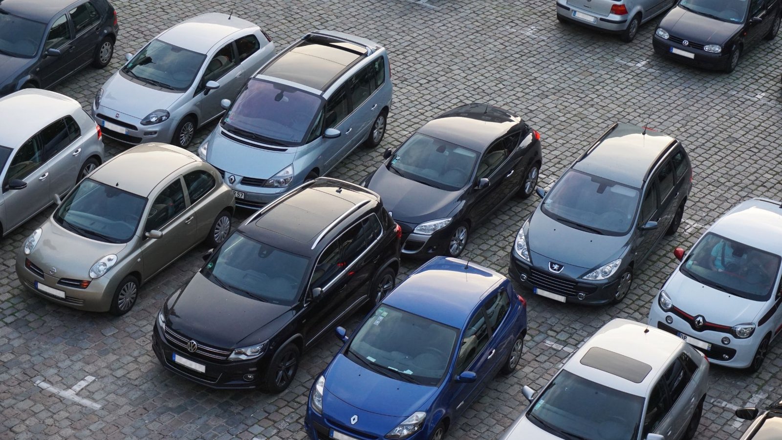 Carros estacionados em estacionamento.
