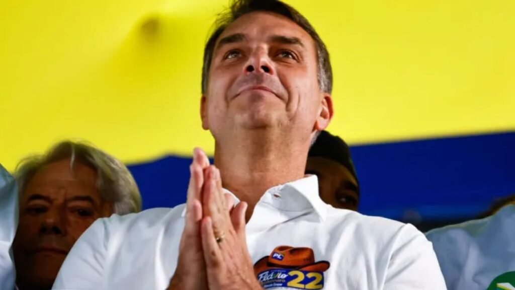 Flávio Bolsonaro fala em mudar a Constituição com maioria no