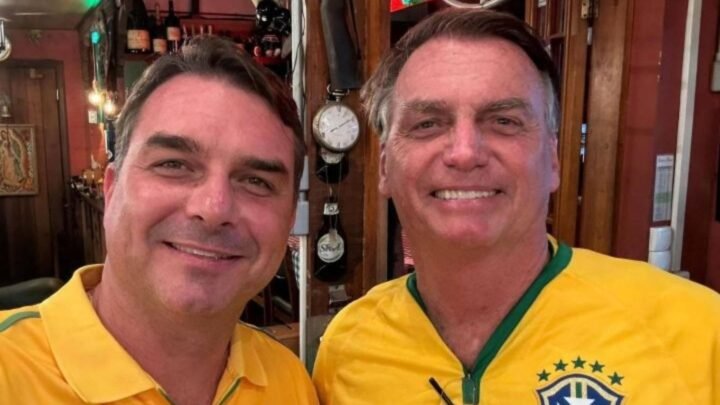 Flávio visita Bolsonaro em prisão domiciliar após três meses sem